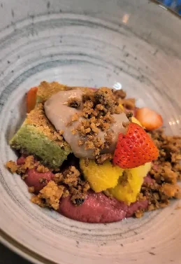 Dessert : gâteau à la pistache, crumble, fraise et purée de fruits rouges