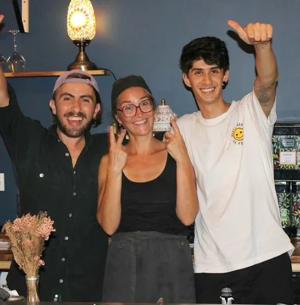 L'équipe de Calma, tout sourire derrière le comptoir, pouces levés