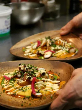 Deux assiettes de poulpe envoyées depuis la cuisine